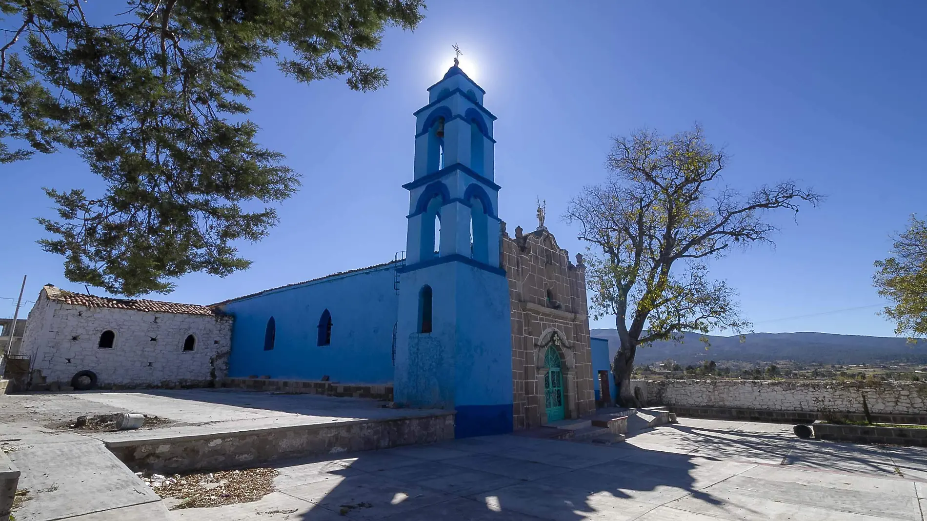 Hermosa luce la capilla de San Ildefonso Tultepec en Amealco.